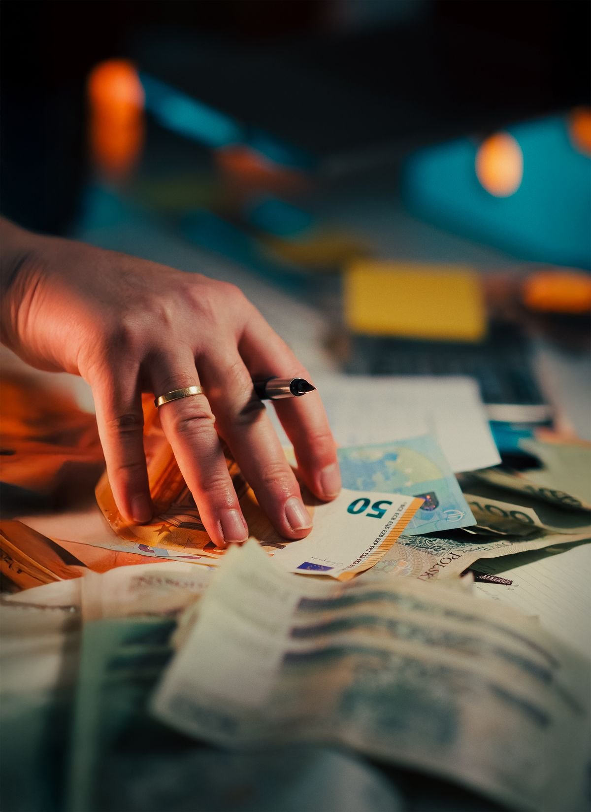 Direct Costs vs. Overhead Costs: What's the Difference?
